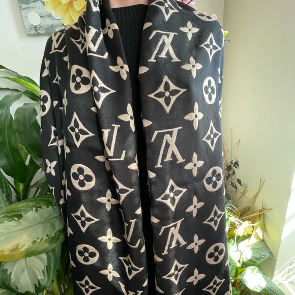 Louis Vuitton Giant Monogram Cashmere/Silk Shawl. - Picture 8 of 14
